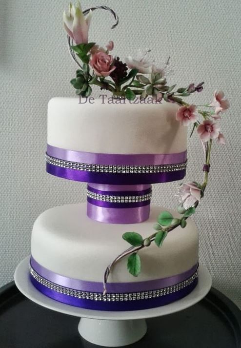 http://i1135.photobucket.com/albums/m621/mirannetje/bruidstaart.jpg