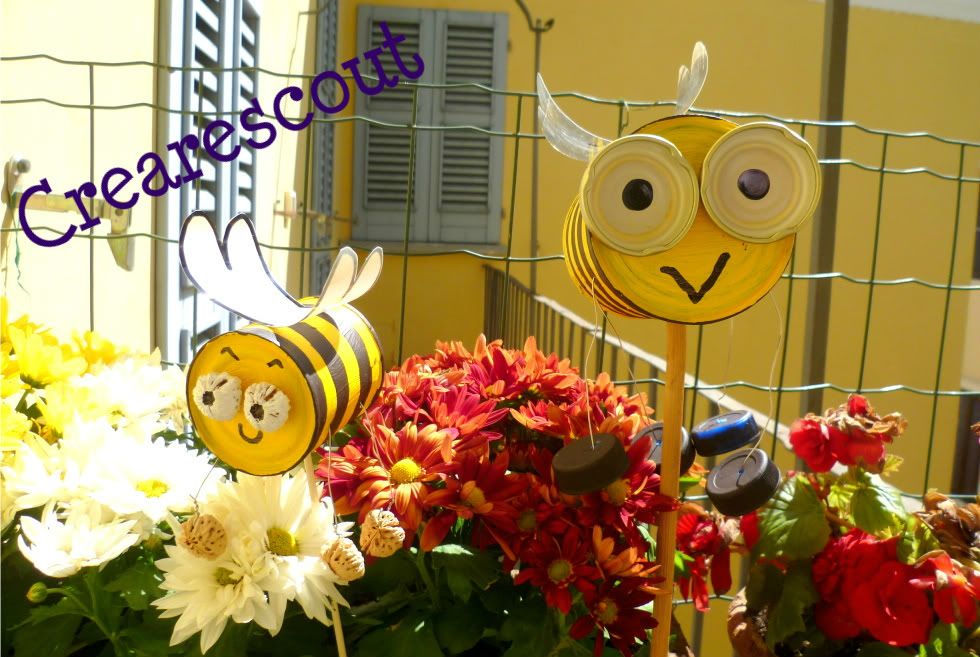 Garden bees with tin can upcycle a tin can