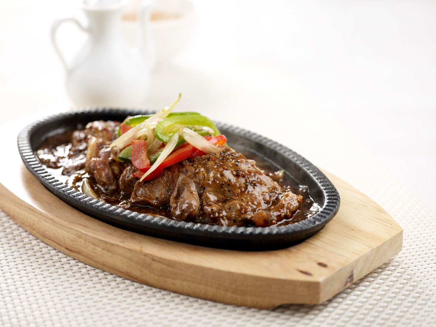 http://i1135.photobucket.com/albums/m631/yumyumformytumtum/Din%20Tai%20Fung%20RWS/BeefSirloinwithAromaticBlackPepperSauceonSizzlingHotPlate2.jpg?t=1319739399