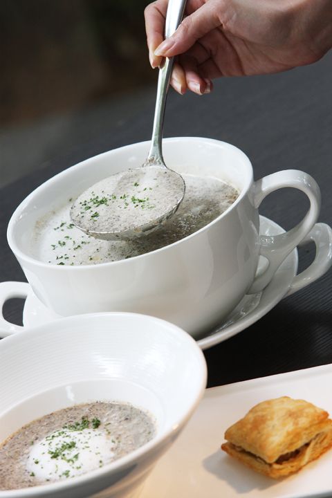 http://i1135.photobucket.com/albums/m631/yumyumformytumtum/Roast%20at%20One%20Rochester/RoastCoastClassicmushroomsoupwithduxellepastry.jpg?t=1331602077
