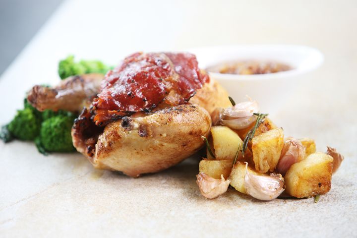 http://i1135.photobucket.com/albums/m631/yumyumformytumtum/Roast%20at%20One%20Rochester/RoastCoastStellarBabychickenwrappedinprosciuttowithpinenutraisinandtrufflestuffinggarlicpotatoes1.jpg?t=1331602077