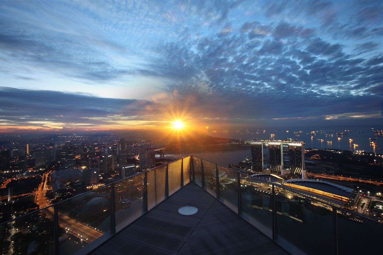 http://i1135.photobucket.com/albums/m631/yumyumformytumtum/Stellar%20at%201%20Altitude/1-AltitudeGallery-Bar.jpg?t=1314343124