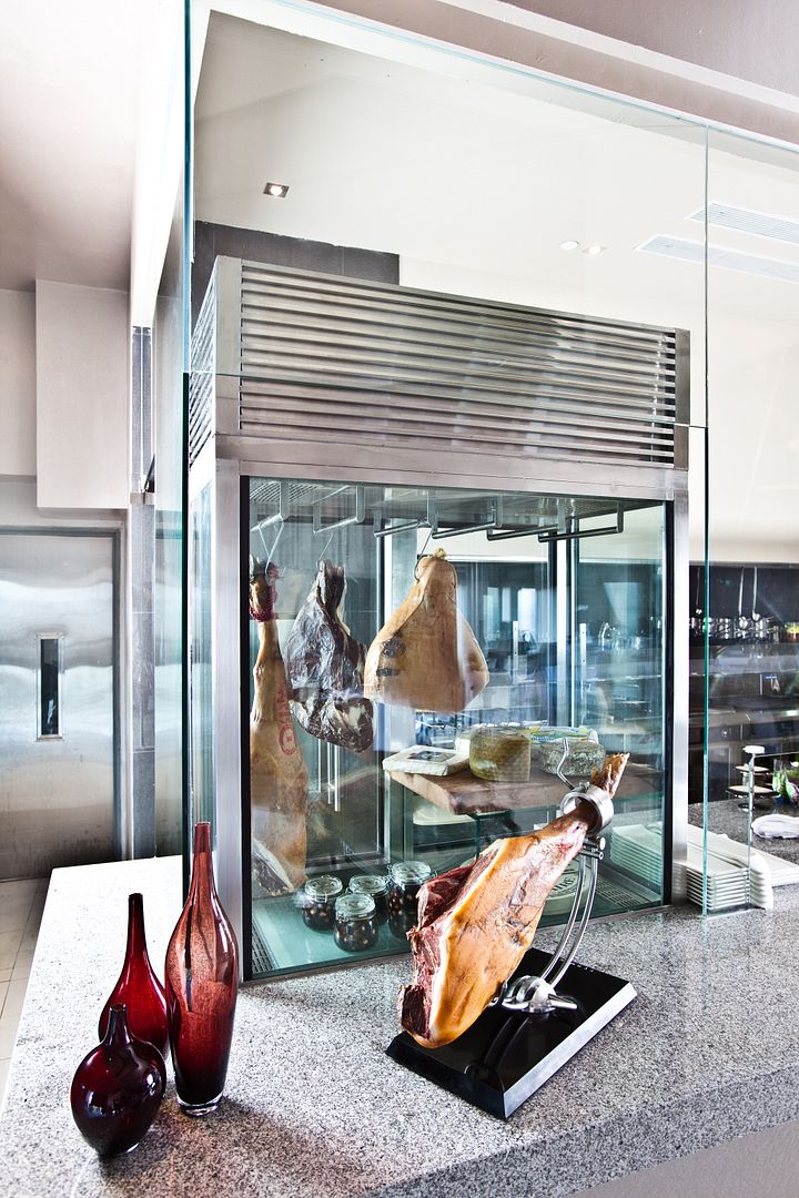 http://i1135.photobucket.com/albums/m631/yumyumformytumtum/Stellar%20at%201%20Altitude/Jamon.jpg?t=1314343250