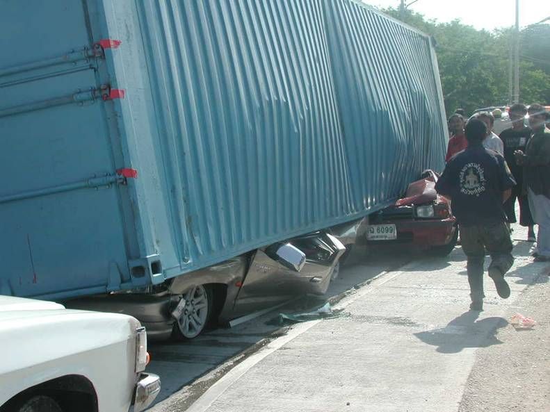 Foto Inilah Akibatnya Jika Kita Terlalu Dekat Dengan Truck/kontainer [ www.BlogApaAja.com ]
