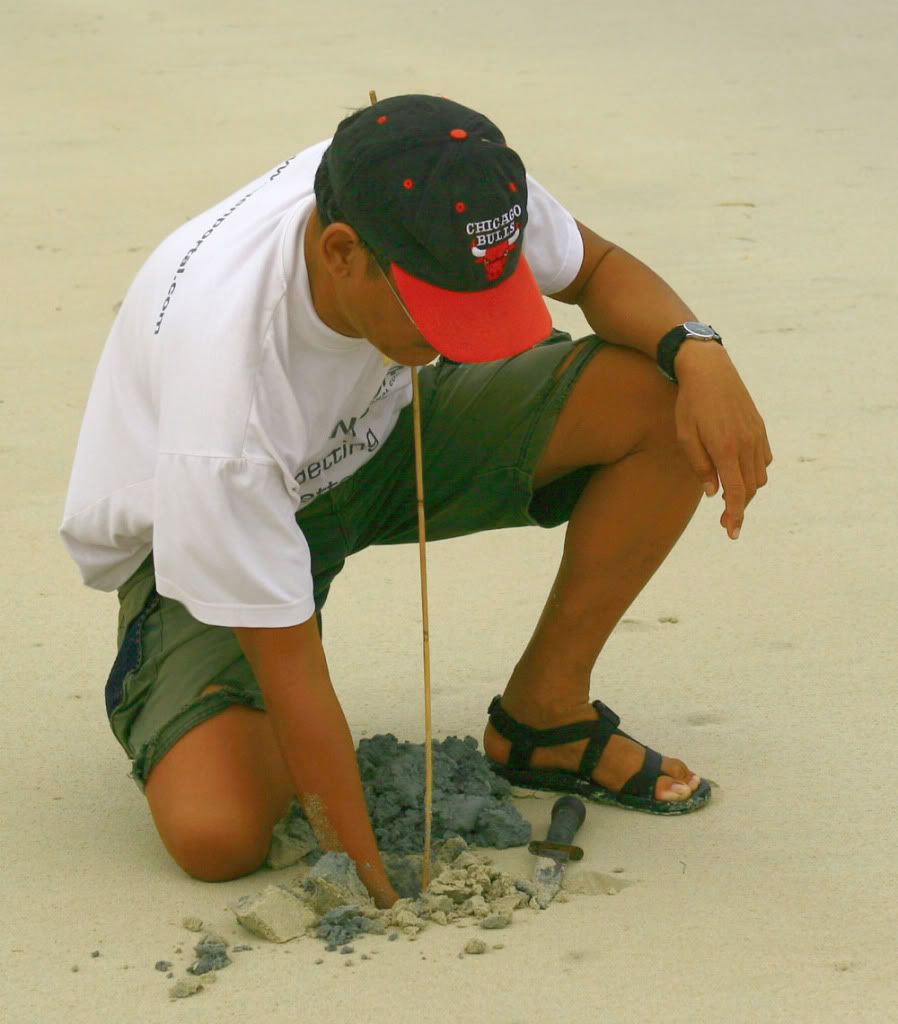 digging for the sandworm (c) bluemaxx fishing bait freezer